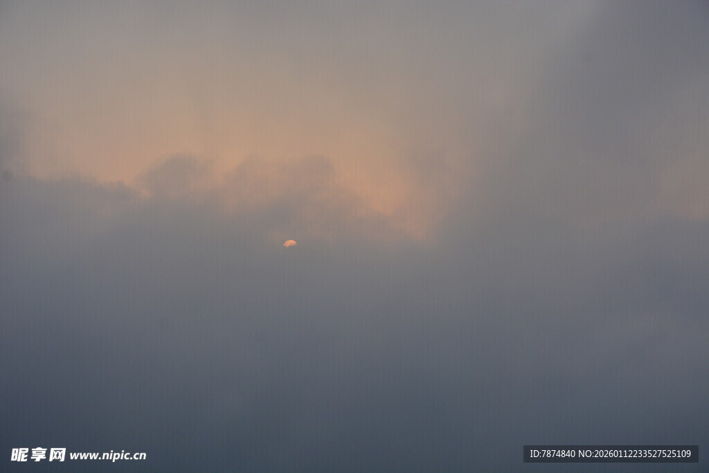 日出时分的朦胧云海