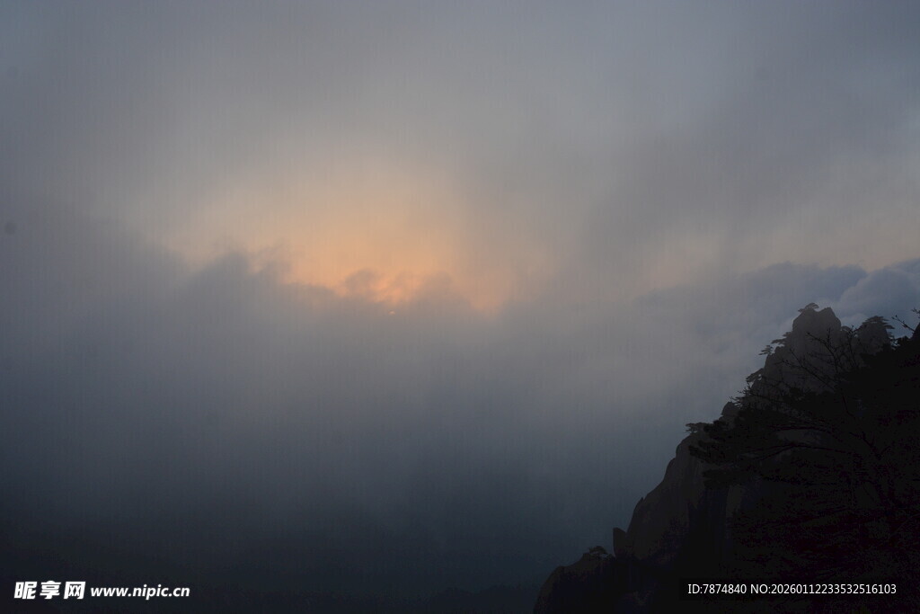 山间云雾中的朦胧日出