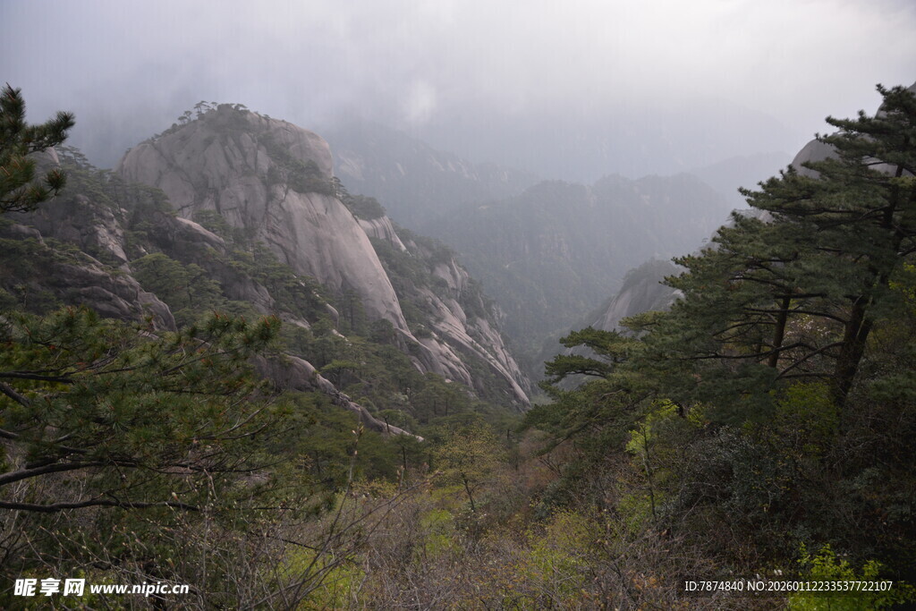 云雾缭绕的山间景色