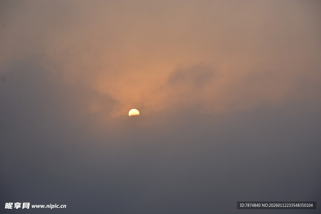 日出穿透云雾的美景