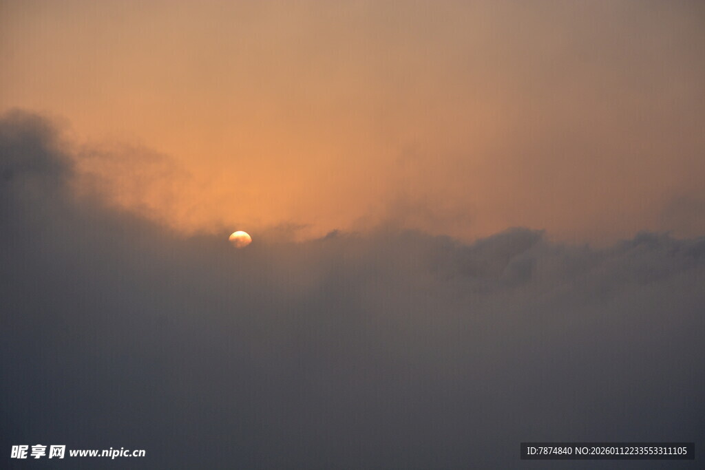 日出云海间的壮丽景观