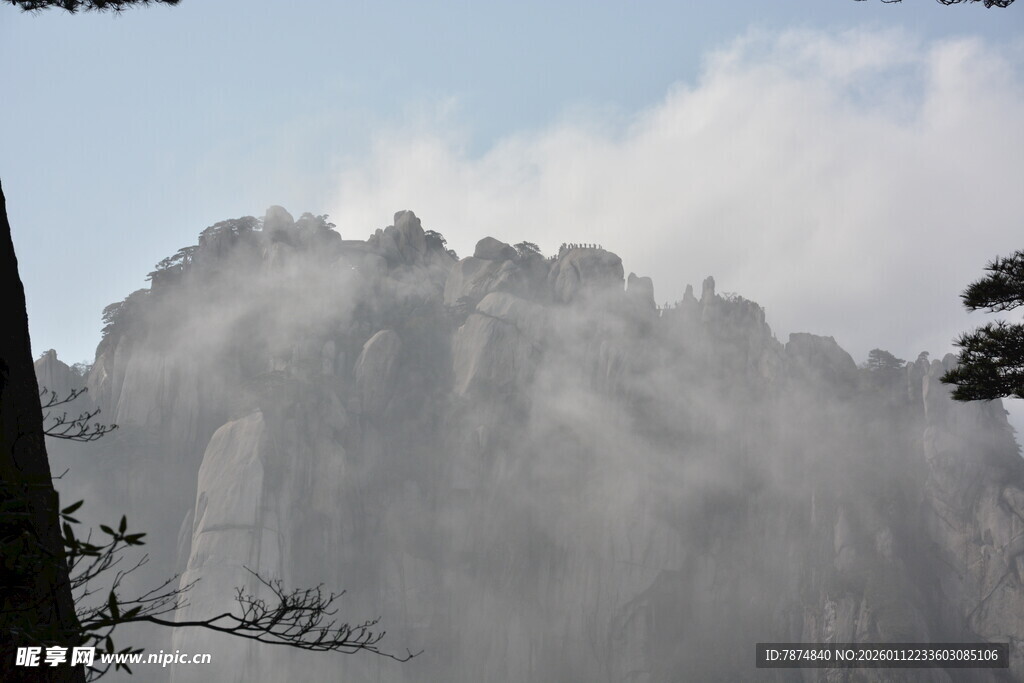 云雾缭绕的壮美山峰