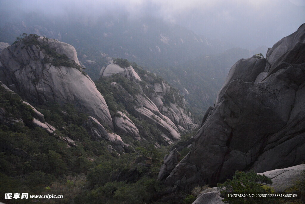 云雾缭绕的壮丽山景