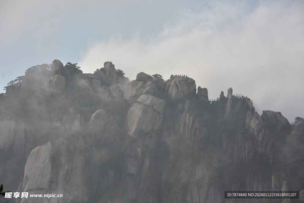 云雾缭绕的壮丽山峰