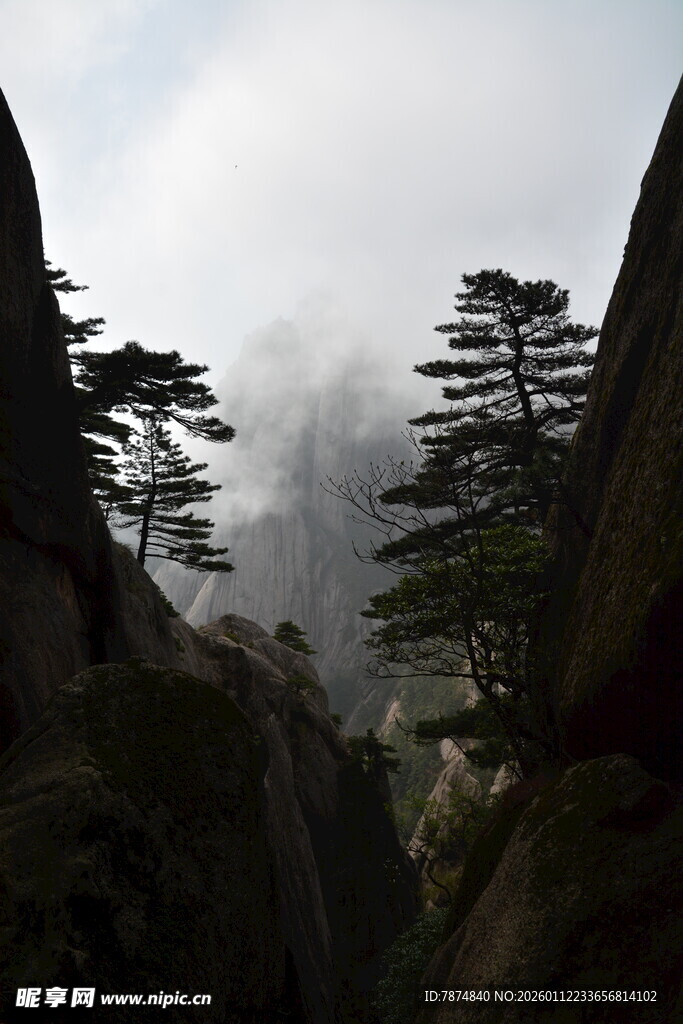云雾缭绕的险峻山峰