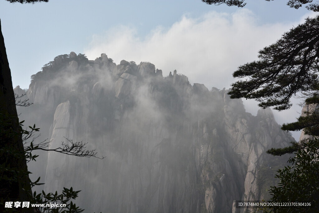 云雾缭绕的壮丽山峰