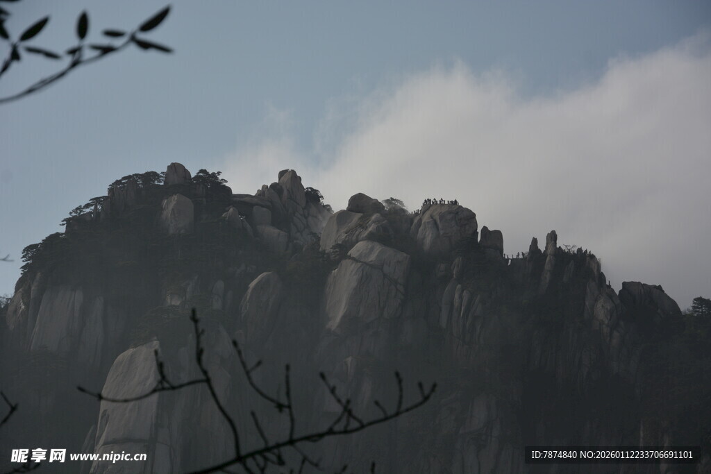 云雾缭绕的峻峭山峰