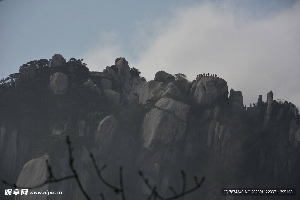 云雾缭绕的嶙峋山峰