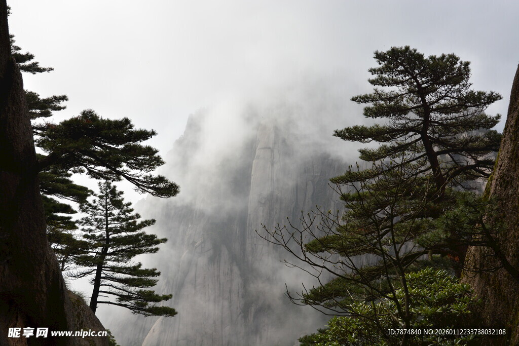 云雾缭绕中的巍峨山峰