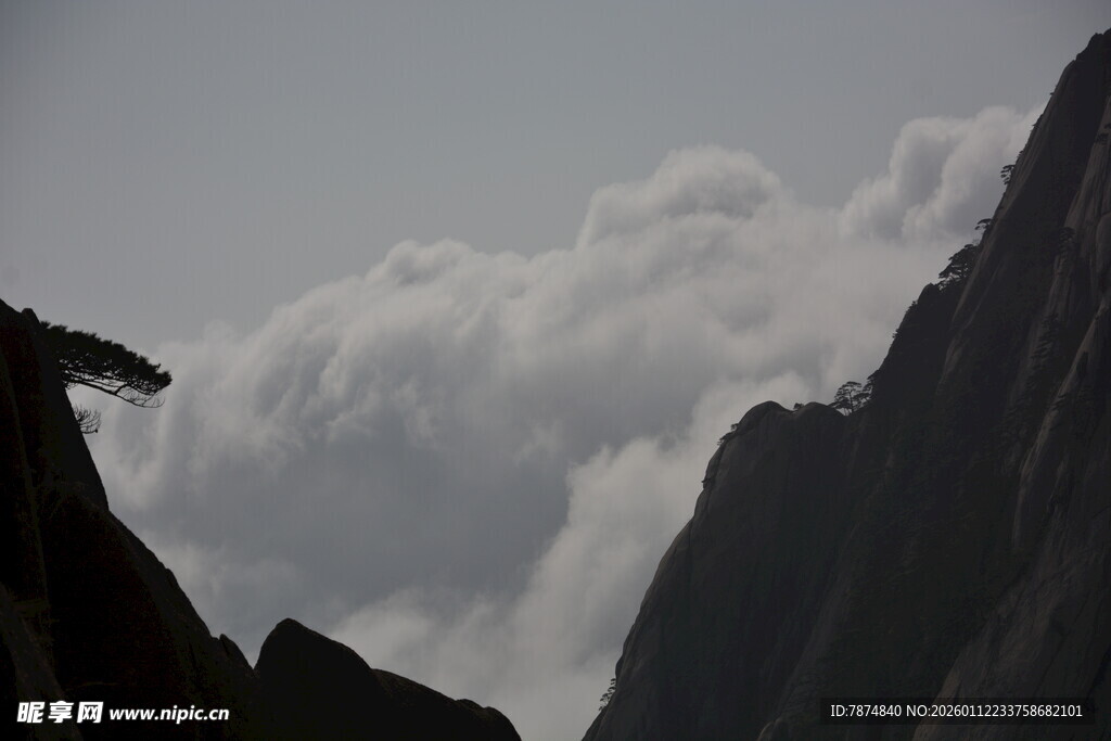 云雾缭绕的巍峨山峰