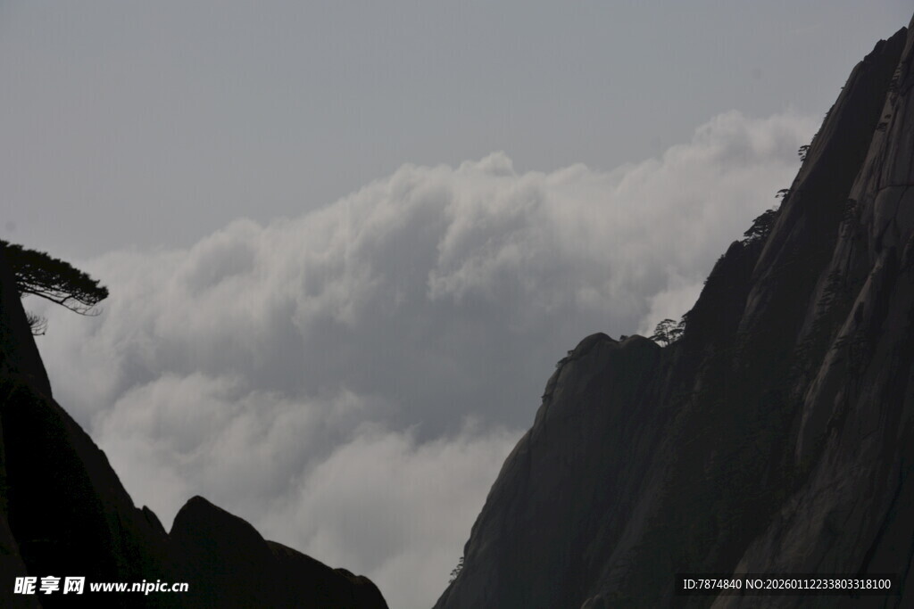 云雾缭绕的巍峨山峰