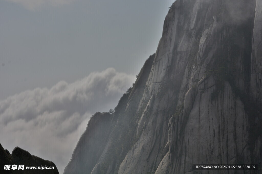 巍峨高山云雾缭绕