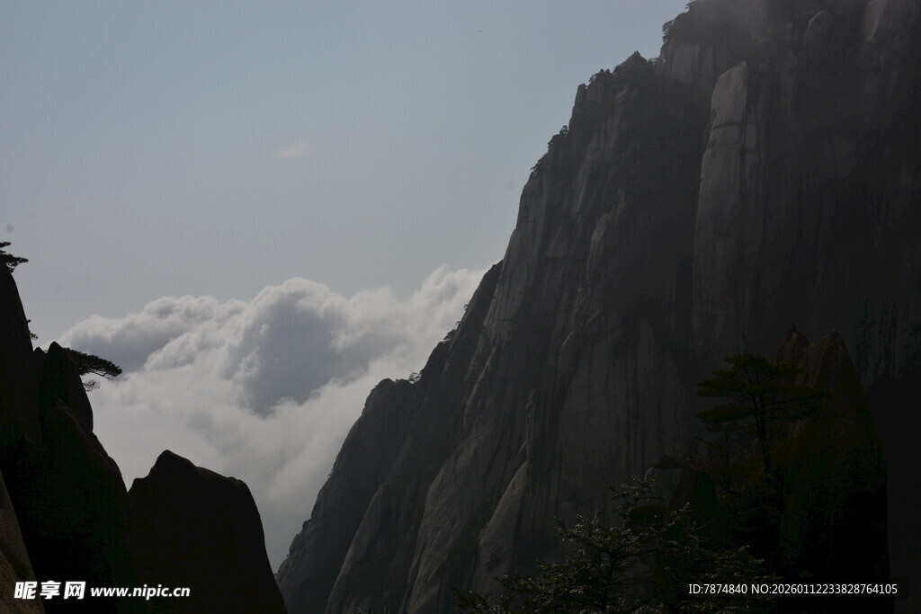 云雾缭绕的巍峨山峰