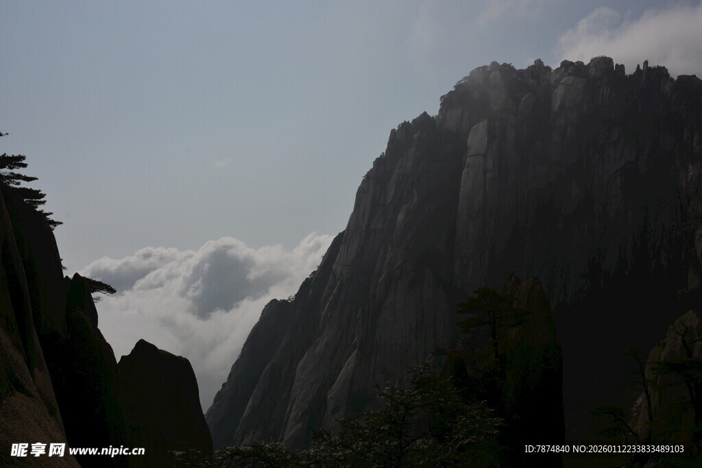巍峨山峦云雾缭绕美景