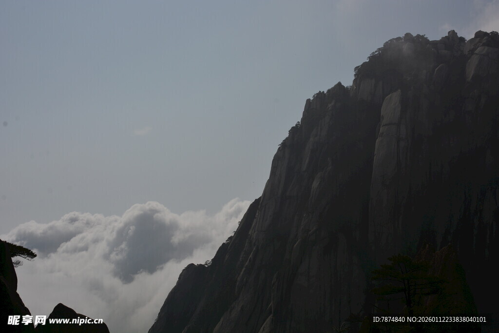 云雾缭绕的巍峨山峰