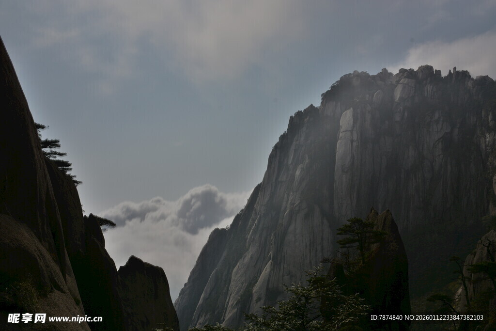 巍峨壮丽的陡峭山峰景观