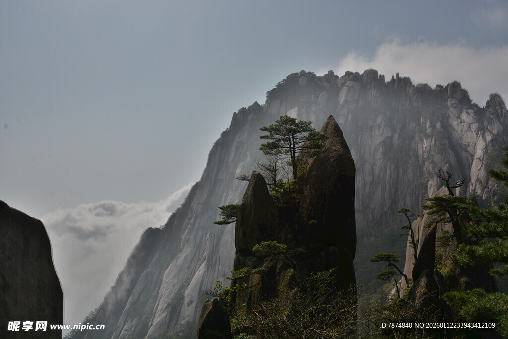 巍峨峻峭的壮丽山峰