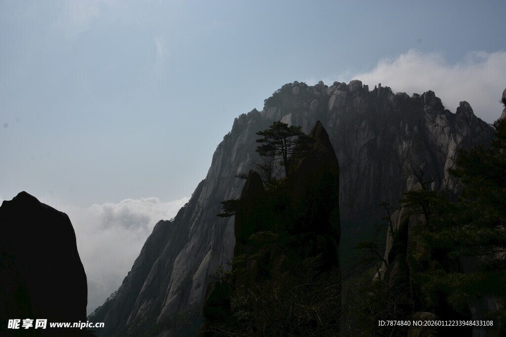 巍峨山峰 尽显自然壮美