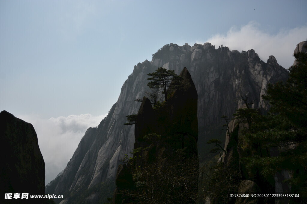 巍峨险峻的壮丽山峰