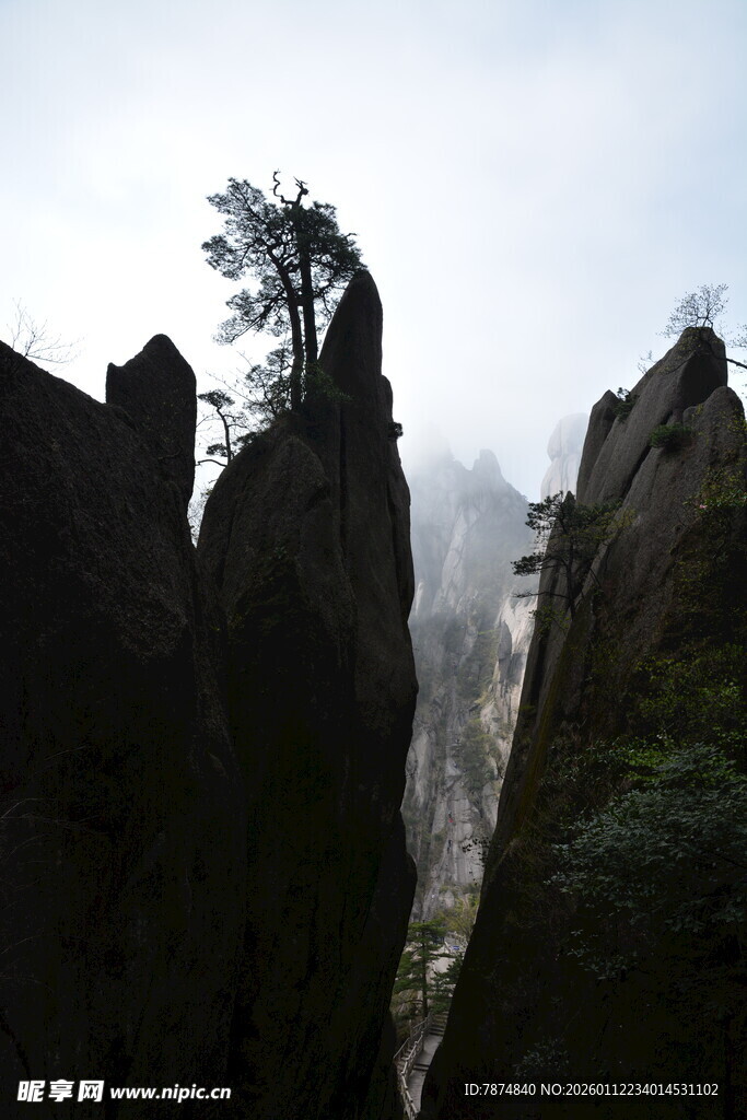奇峰耸立的壮丽山间景色