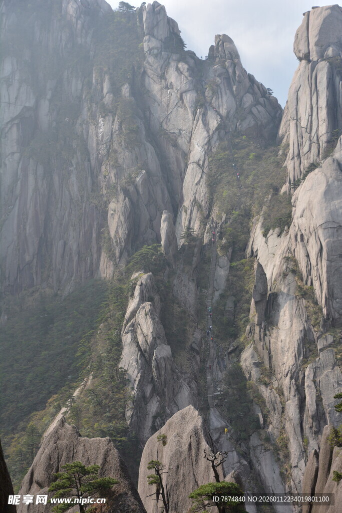 巍峨壮观的险峻山峰