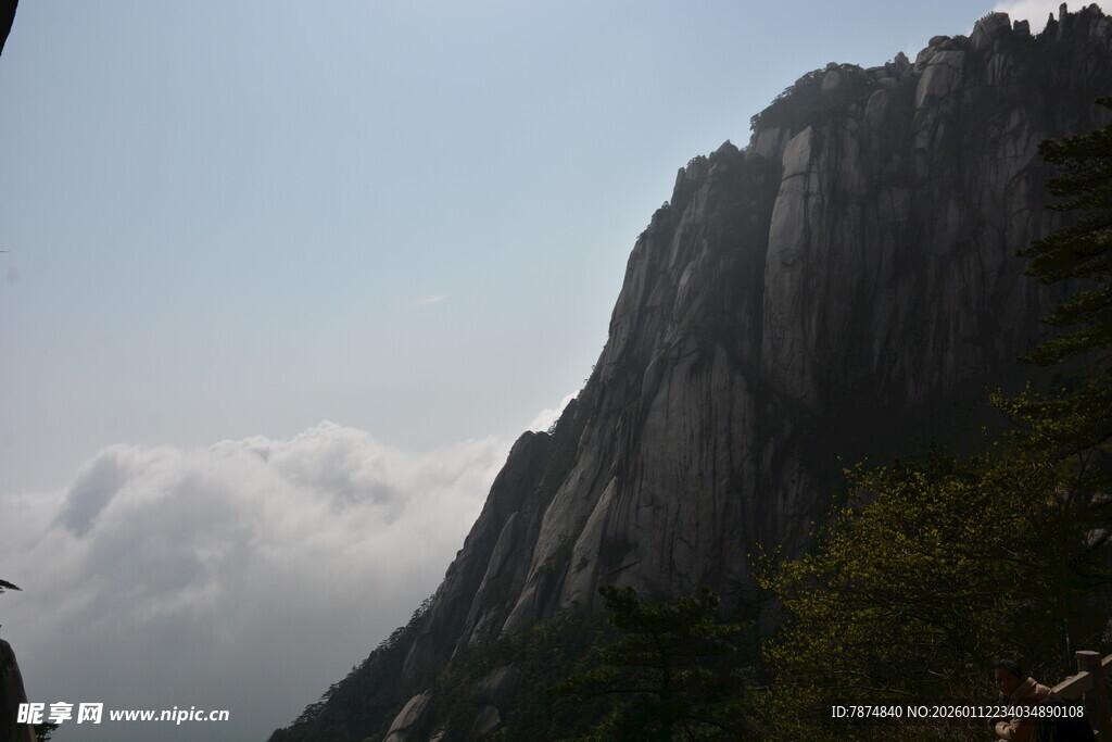 巍峨高山云雾缭绕