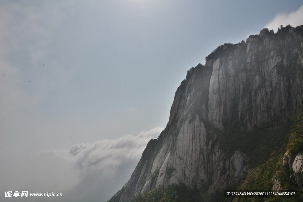 巍峨高山云雾缭绕之景