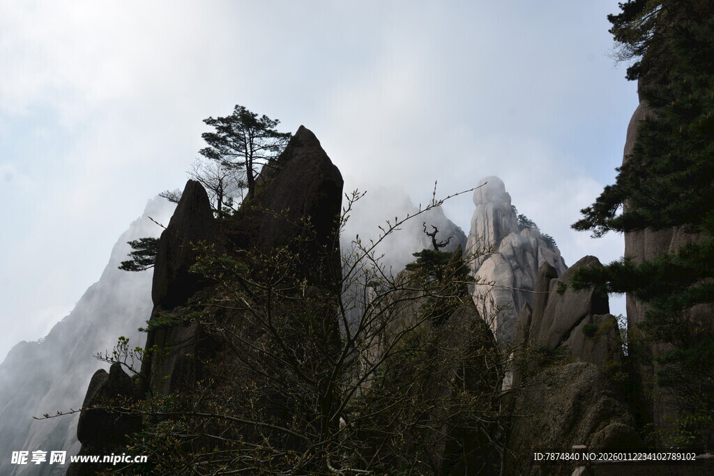 奇峰耸立的壮丽山景