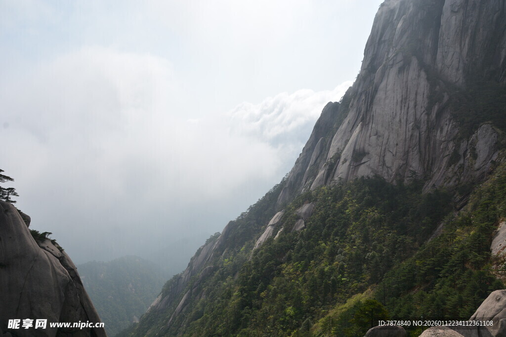 云雾缭绕的壮美山峰