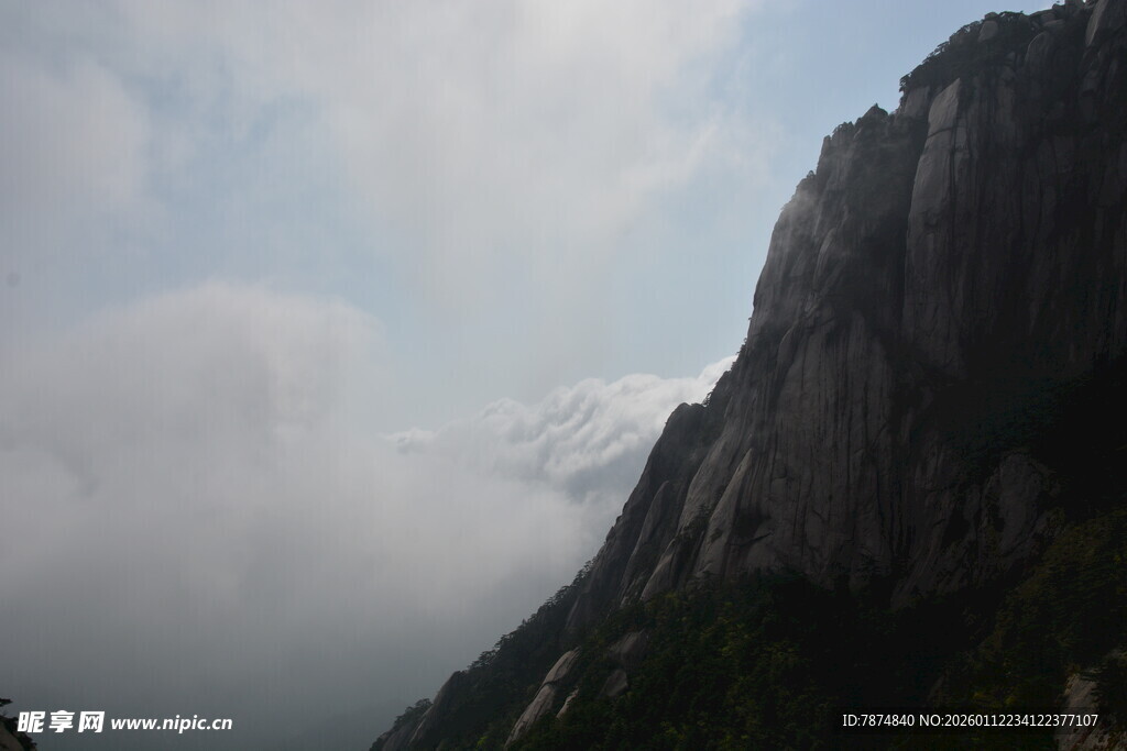 云雾缭绕的险峻山峰