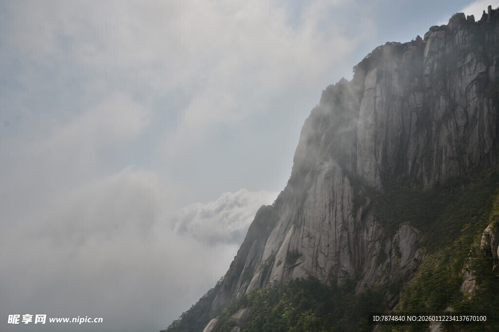 云雾缭绕的巍峨陡峭山峰