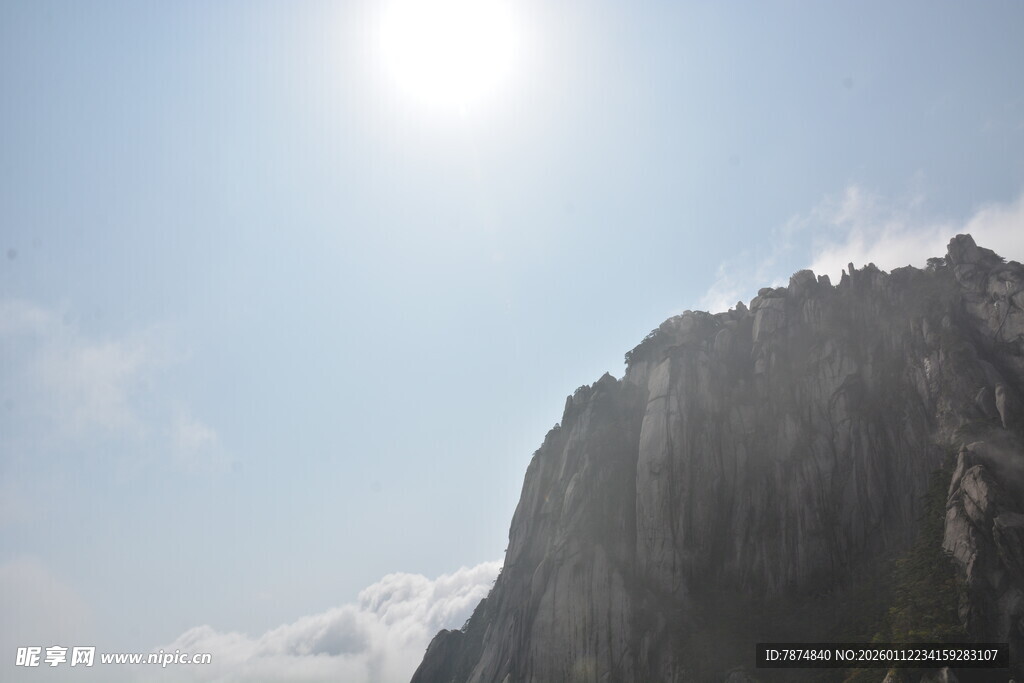 阳光下的巍峨山峰