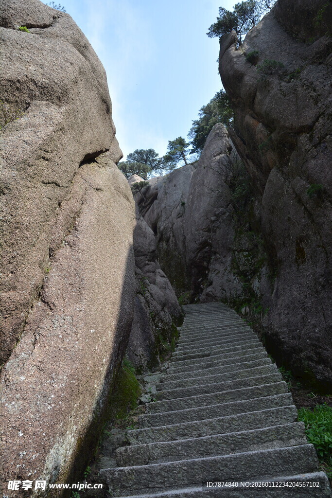 山间石阶蜿蜒入景