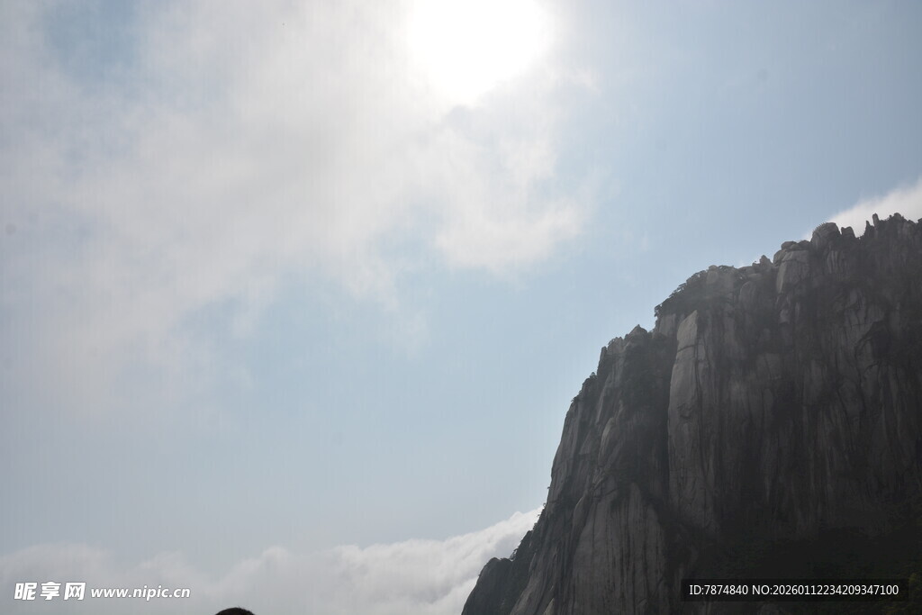阳光下的巍峨山峰
