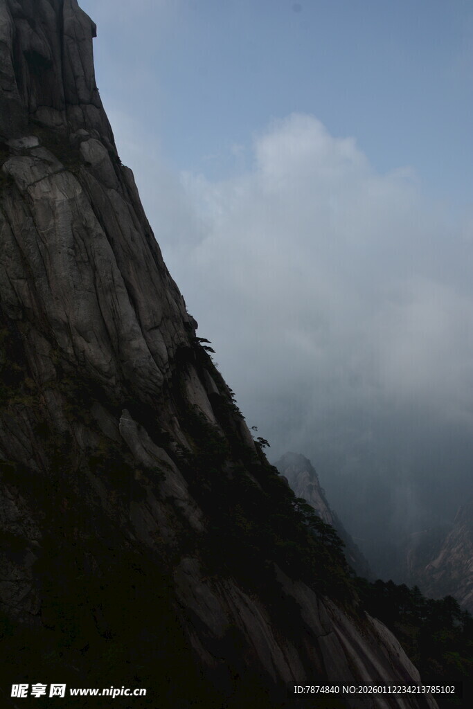 云雾缭绕的险峻山峰