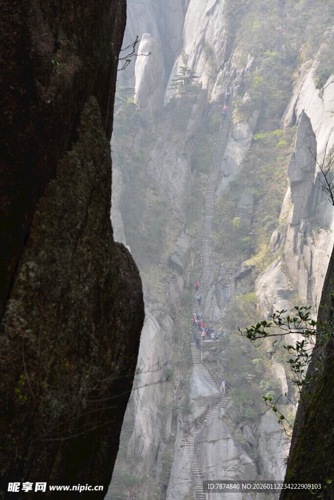 山间岩石缝隙中的壮丽景致