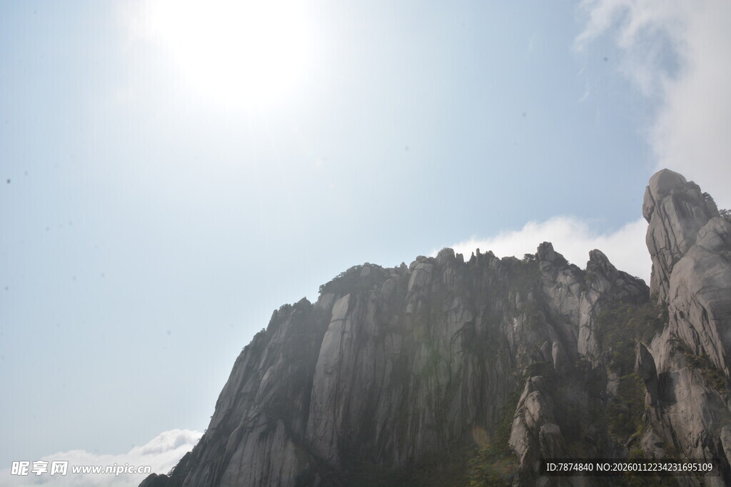 巍峨山峰映于晴朗天空