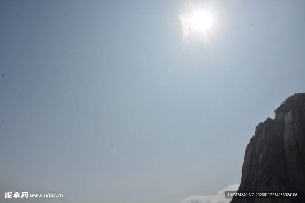 阳光下的峻峭山峰