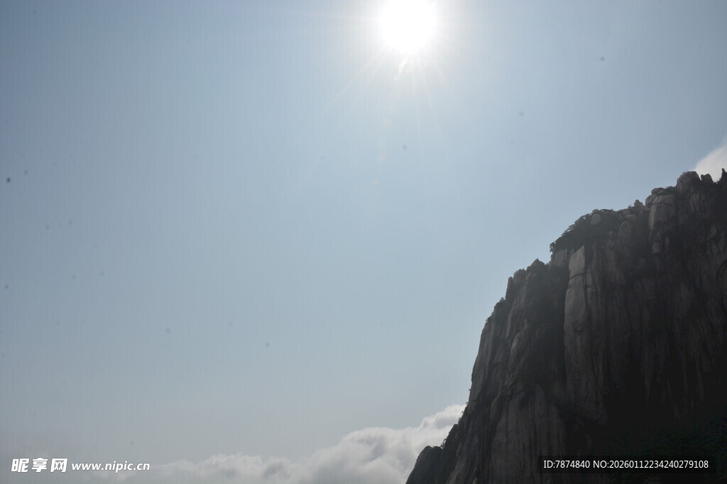 阳光下的巍峨山峰