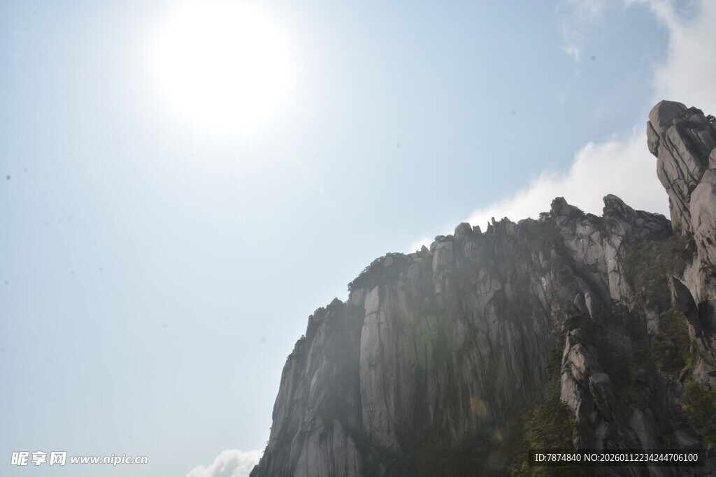 巍峨山峰映耀于晴空之下