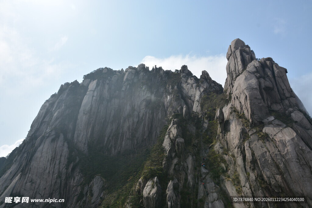 巍峨峻峭的壮丽山峰
