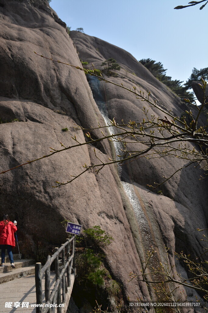山间栈道旁的嶙峋岩石