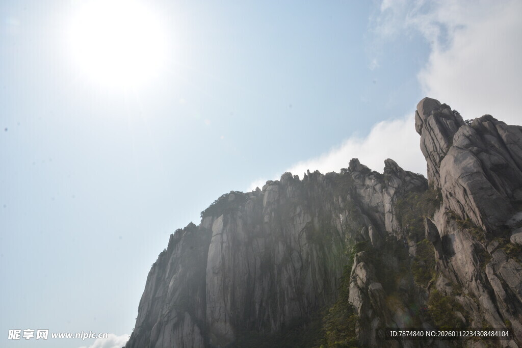 巍峨山峰映于晴朗天空