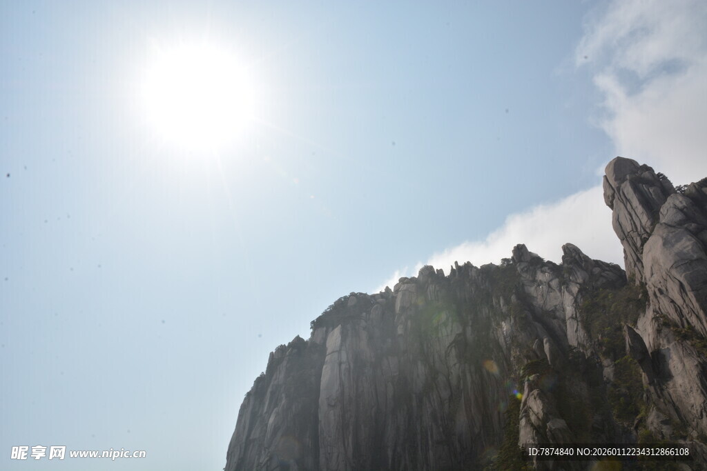 阳光下的巍峨山峰