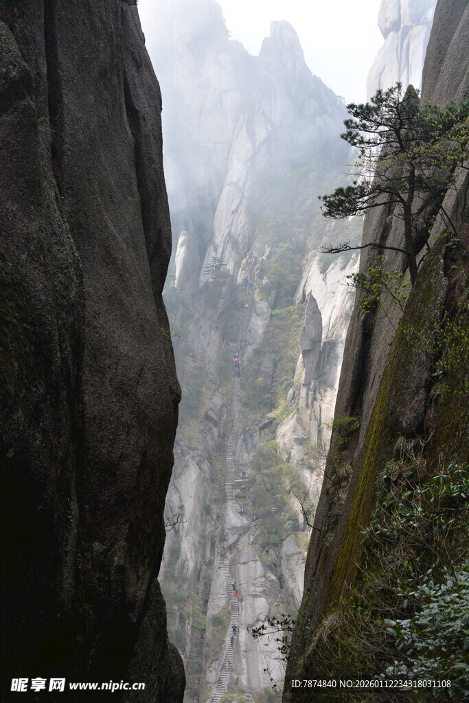 云雾缭绕的险峻山间景象