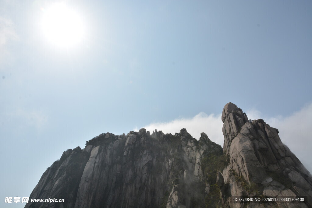 巍峨山峰映于晴朗天空