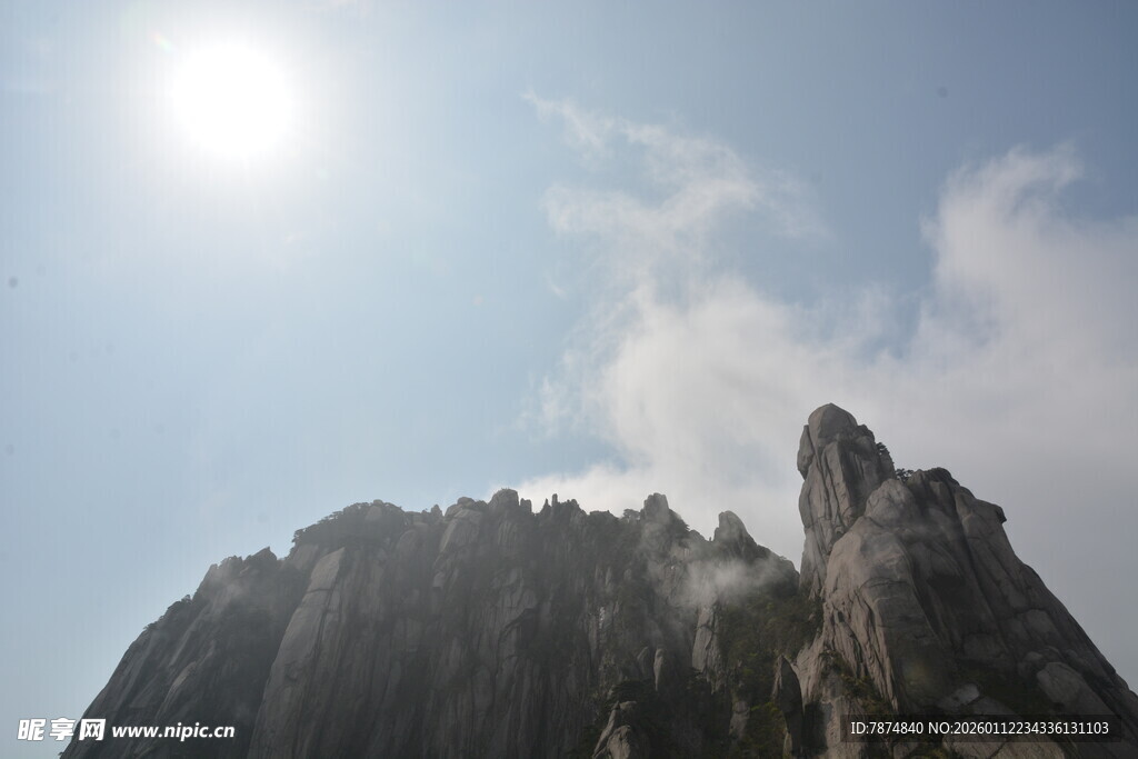 阳光下的巍峨山峰