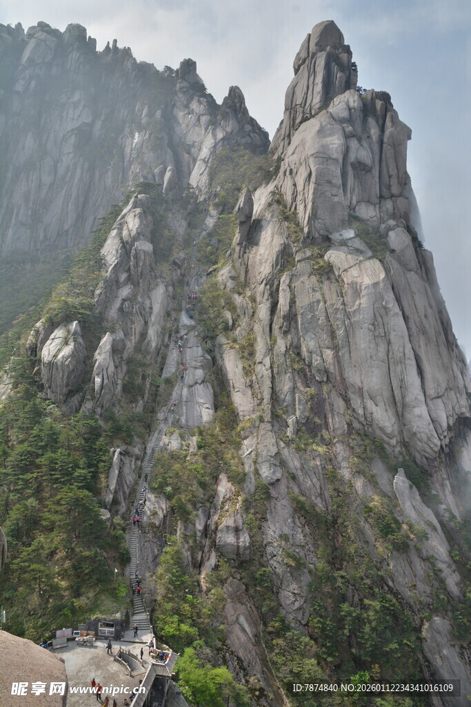 巍峨险峻的壮丽山峰
