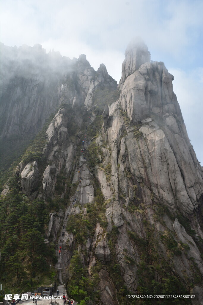 云雾缭绕的巍峨险峻山峰