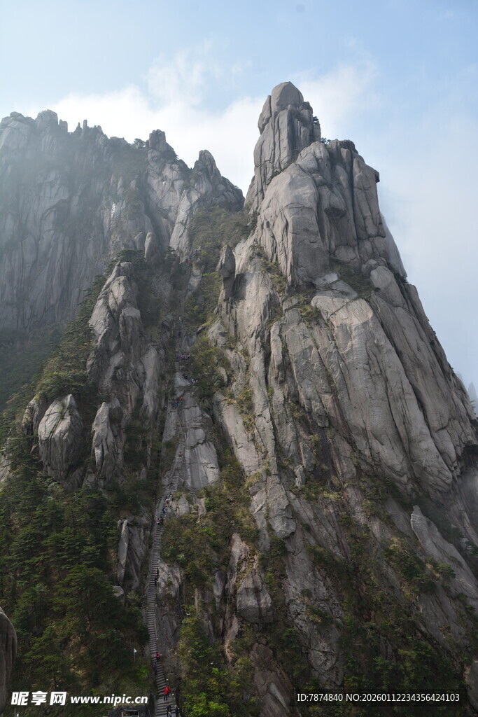 巍峨壮观的峻峭山峰
